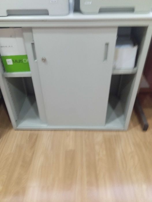 4 Móveis de metal de escritório