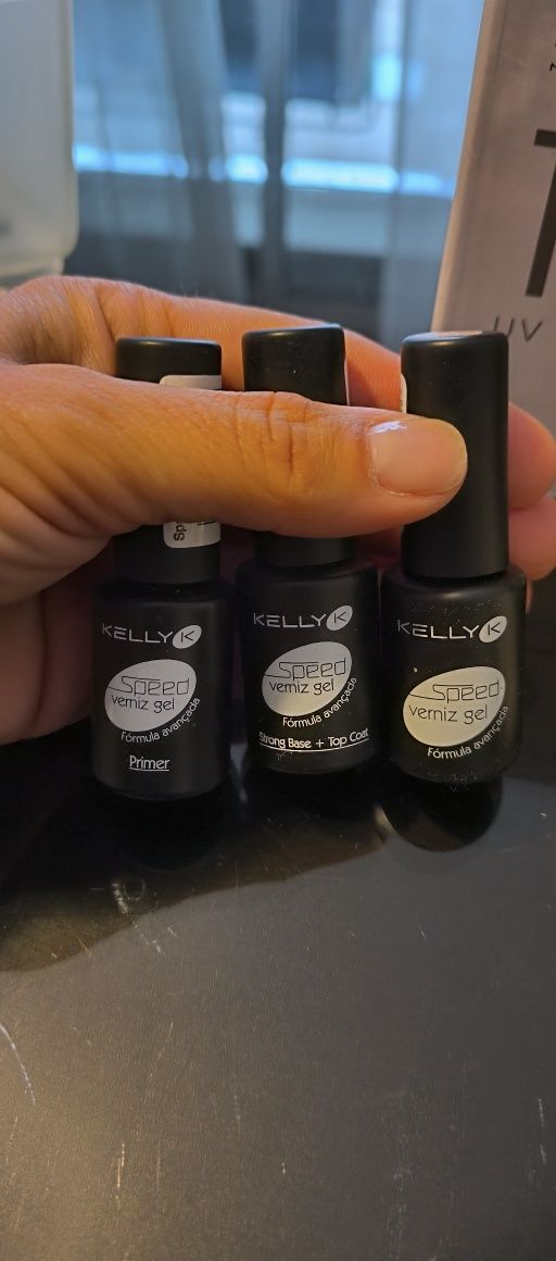 Catalisador de unhas da Kelly c/vernizes