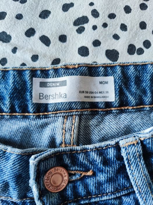 Bershka | Niebieskie dżinsowe spodnie mom fit wysoki stan 38