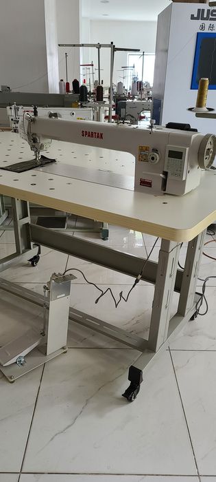 Промышленная прямострочная швейная машина с увеличенной платформой