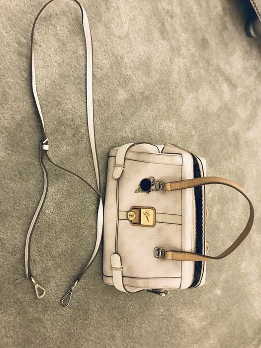 Guess torebka w kolorze delikatnego różu (nowa prawie)