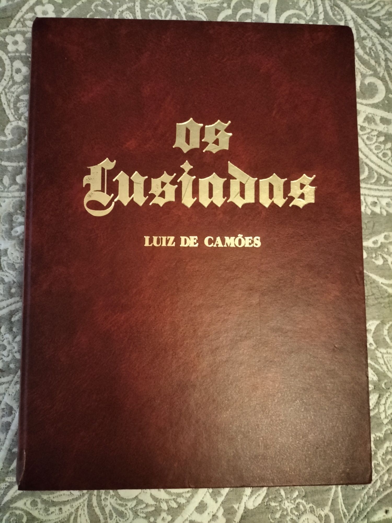 Exemplar com Ilustrações da obra Os Lusíadas de Luiz de Camões
