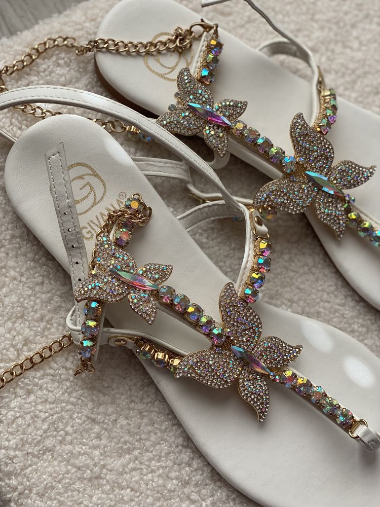 Bogato zdobione sandały z motylami