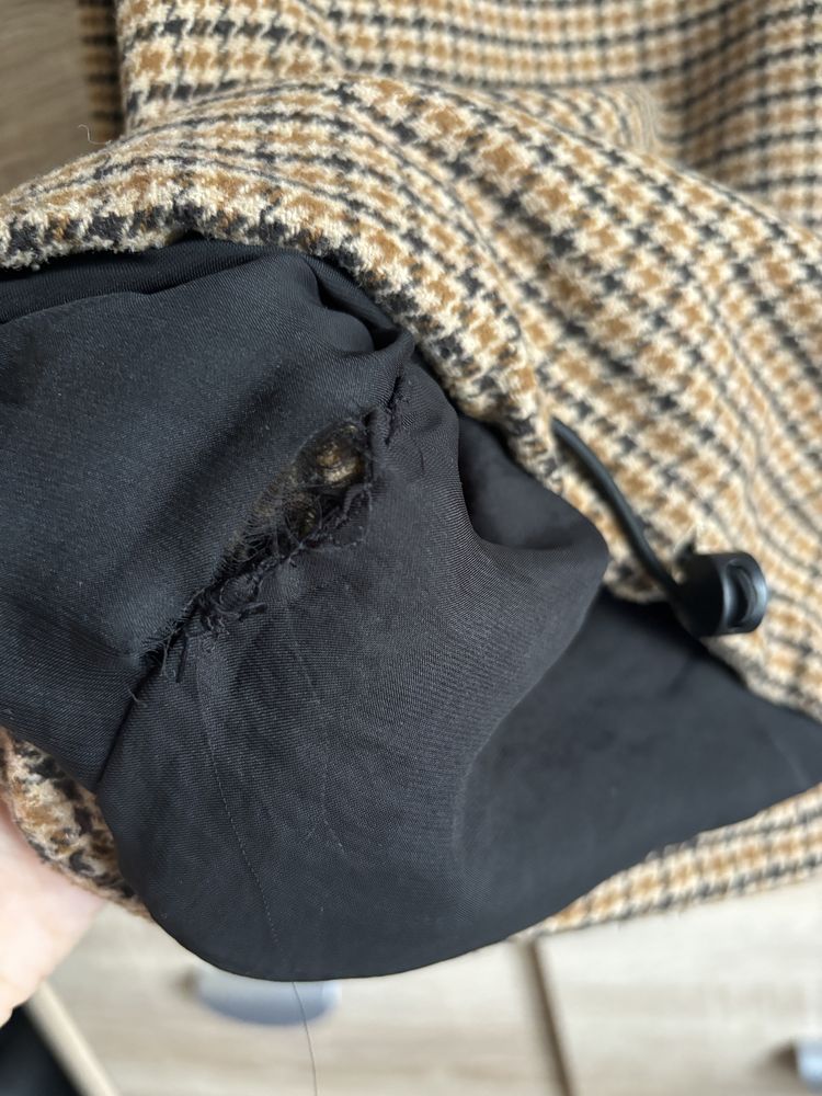 Bershka sweter ze ściągaczem w pepitkę brązowy beżowy i czarną stójką