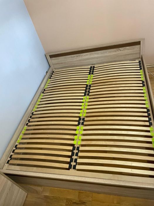 Łóżko z materacem