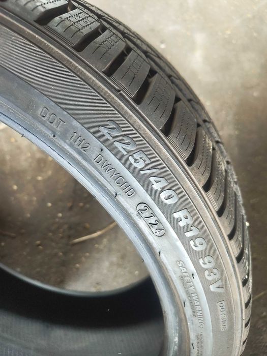 Opony zimowe uzywane 225 40 R19 Kumho 2024 rok 2 sztuki z95