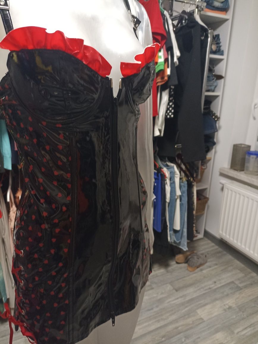 Hitowa sukienka latexowa.