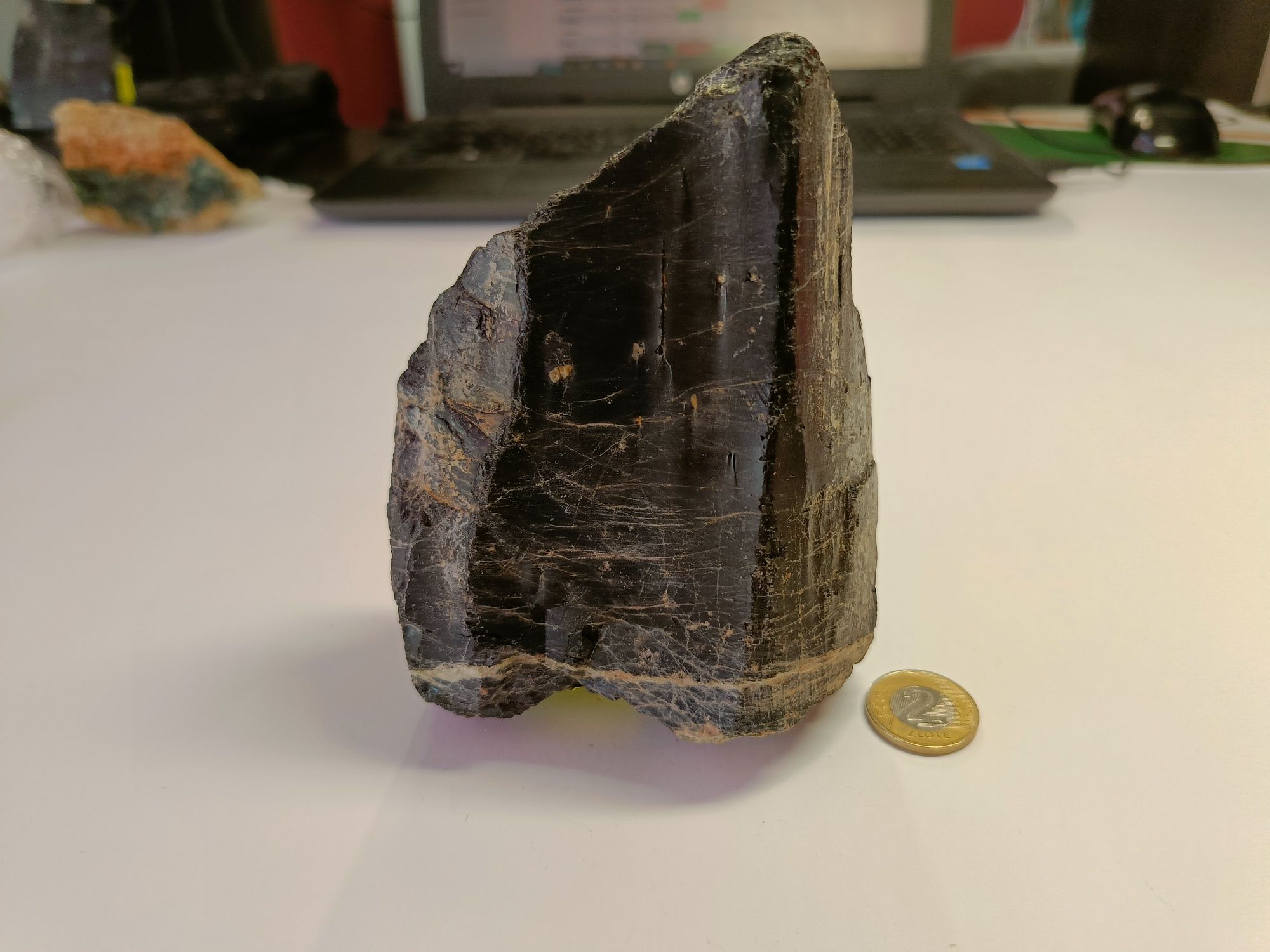 Naturalny kamień Czarny Turmalin w formie surowych brył nr 10