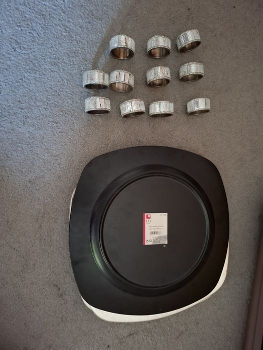 Bases de pratos e argolas de guardanapos prateados