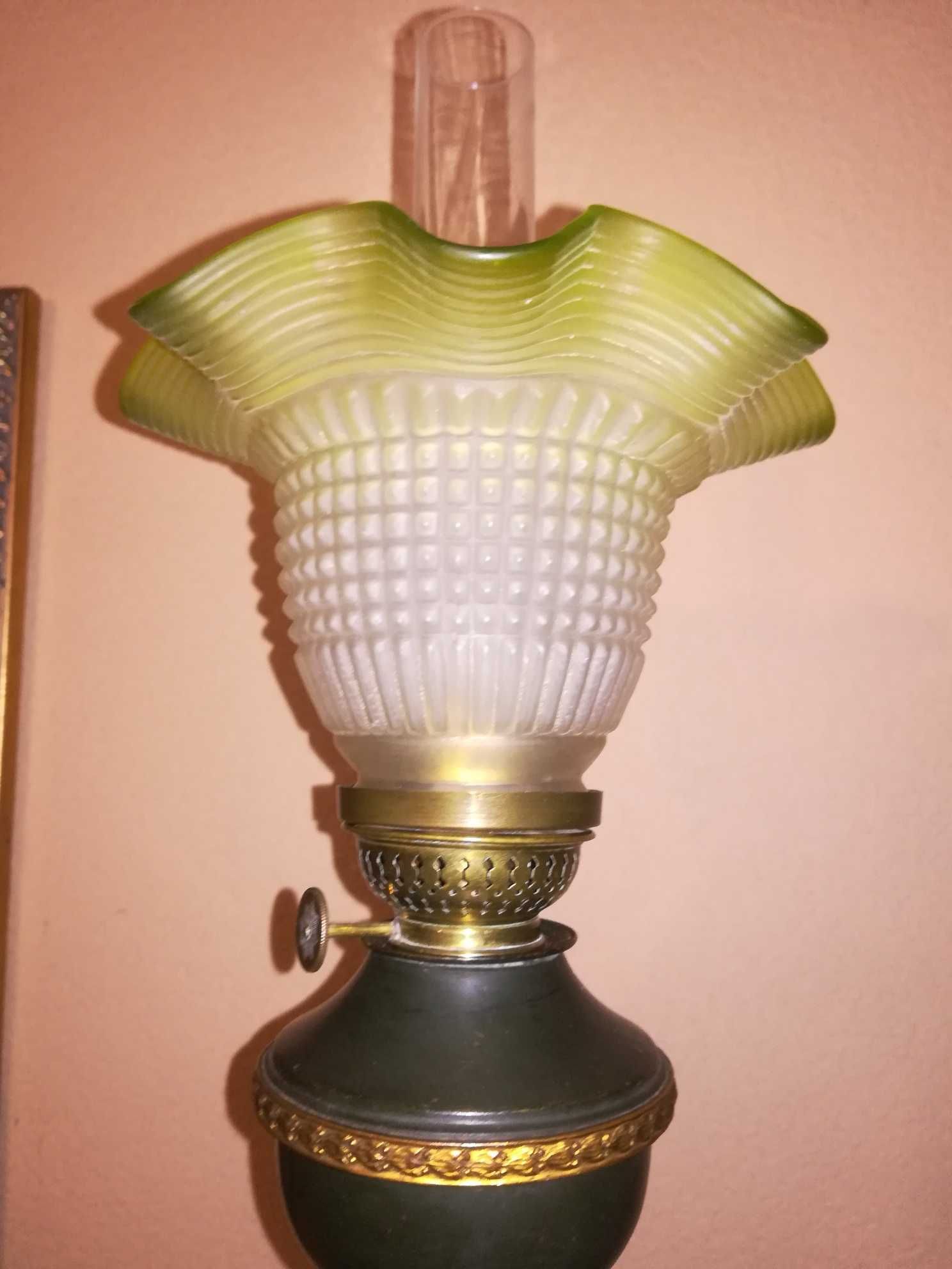 Piękna zadbana lampa naftowa z brązu.