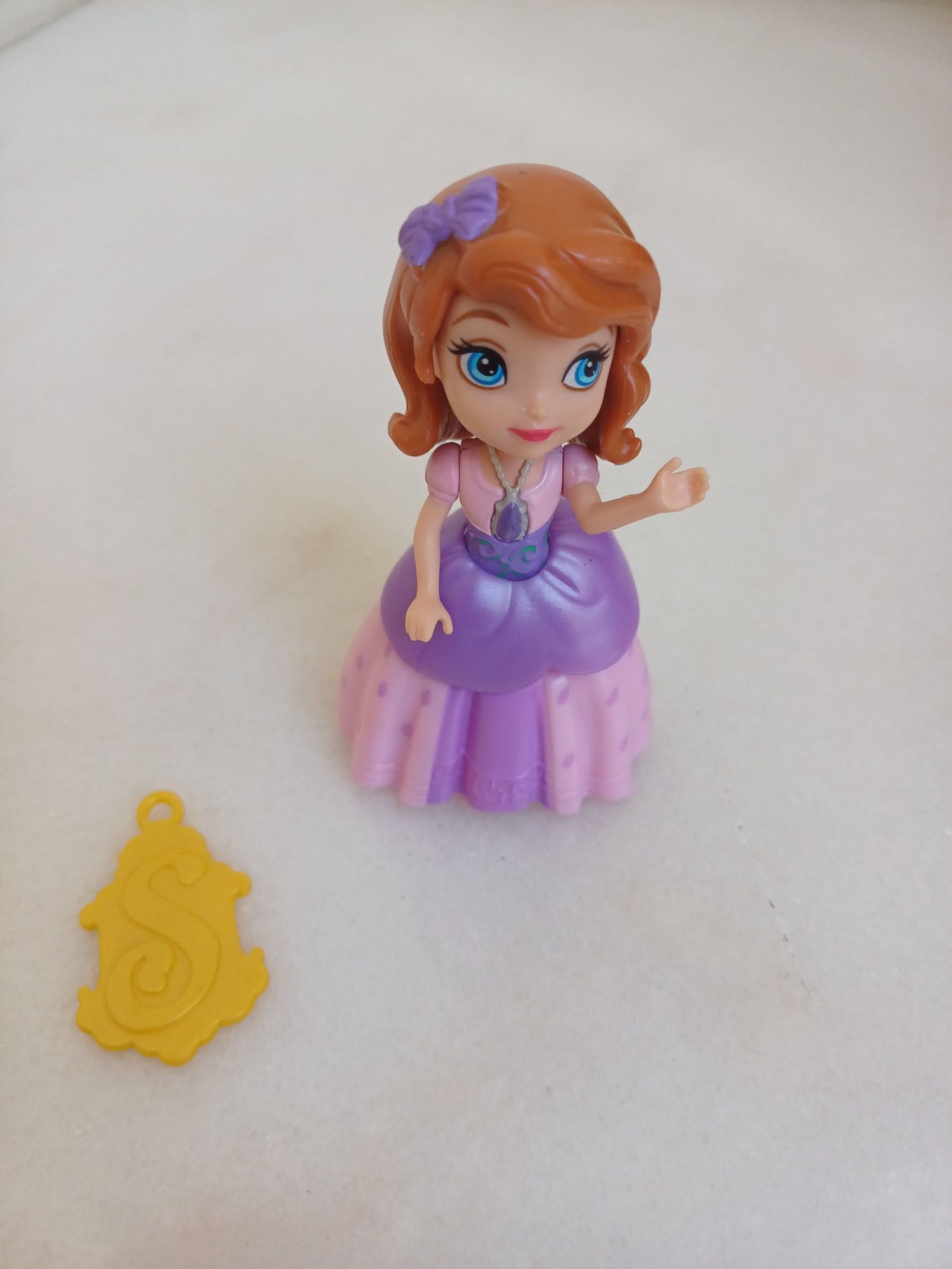 Boneca da princesa Sofia com emblema