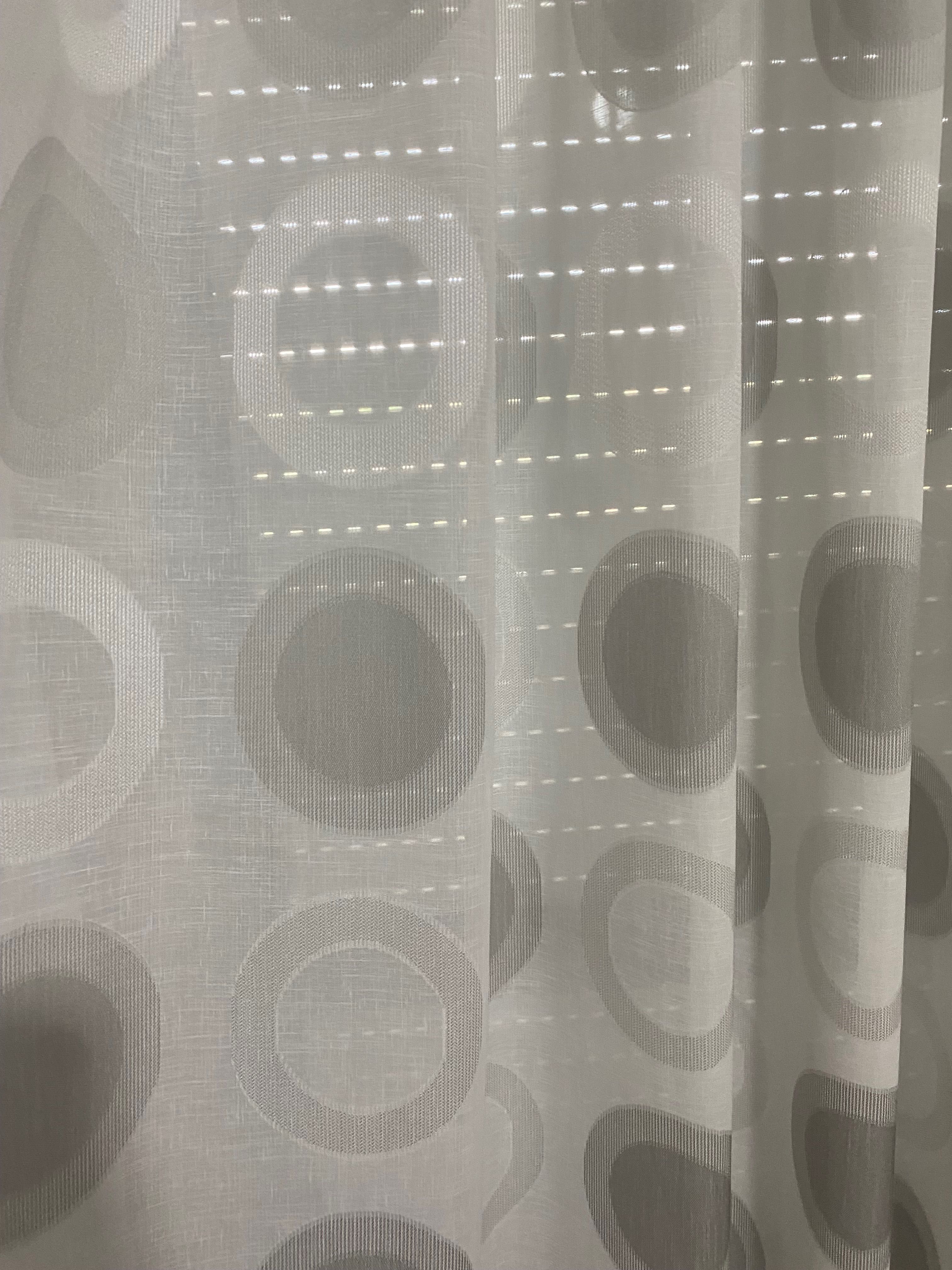 Cortinado feito à medida em bom estado