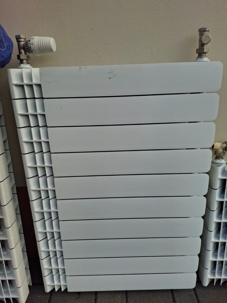 Grzejnik aluminiowy 10 żeberek z osprzętem