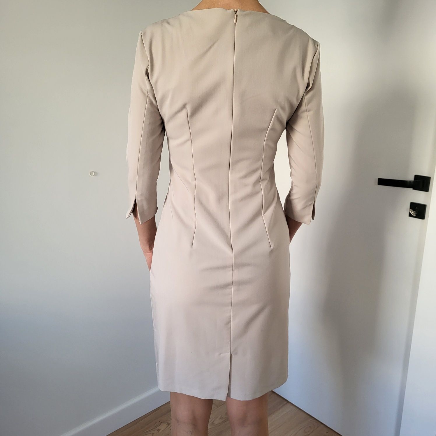 Elegancka Sukienka z zakładkami do pracy biura beżowa 36 S alore