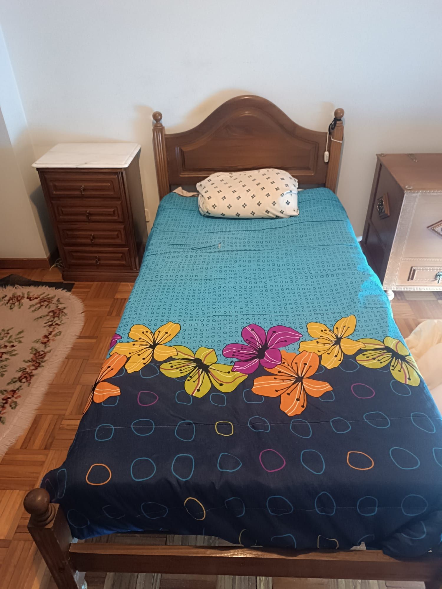 Cama e mesinha de cabeceira com mármore