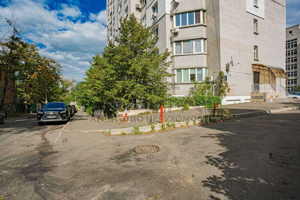 Продаж/Офіс/ Виноградар/Оболонь/окремий вхід/комерційне приміщення
