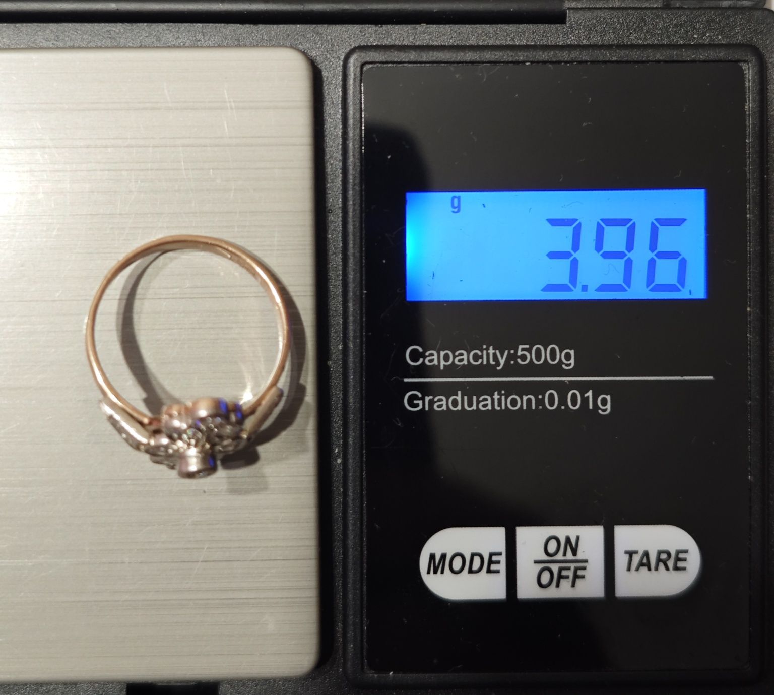 Золота каблучка, з діамантами 0.58 ct, 585 проба.