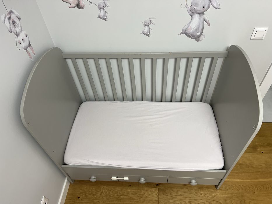 Łóżeczko dziecięce z materacem 120 x 60 cm grubości 10cm z szufladami.