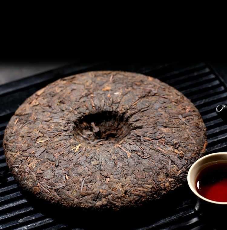 Leżakowany Shu Pu-erh z 2007 roku, pu-erh Lao Ban Zhang,  placki 357 g