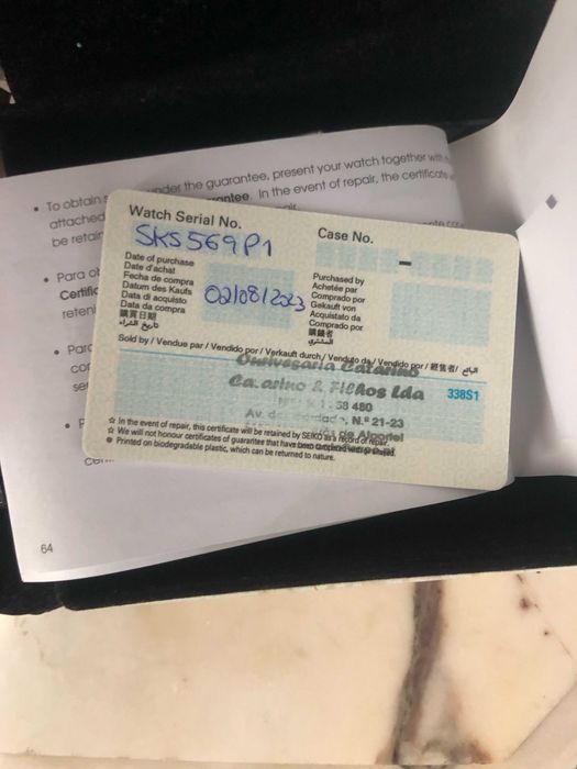 relogio pratiado com detalhes pretos e vermelho marca seiko