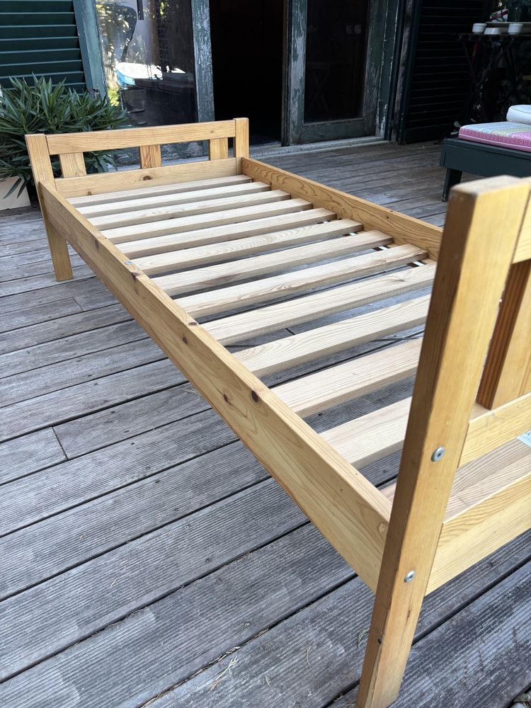 Duas Estruturas de Cama de Criança em Madeira