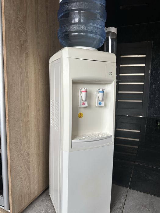 Кулер для води з холодильним відділенням