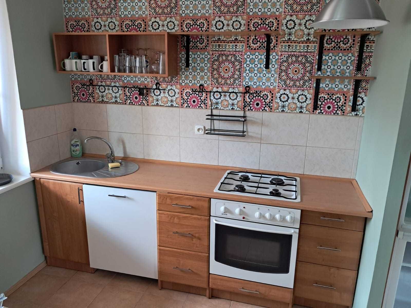 Kuchnia z piekarnikiem, kuchenką gazową, lodówką i zamrażarką