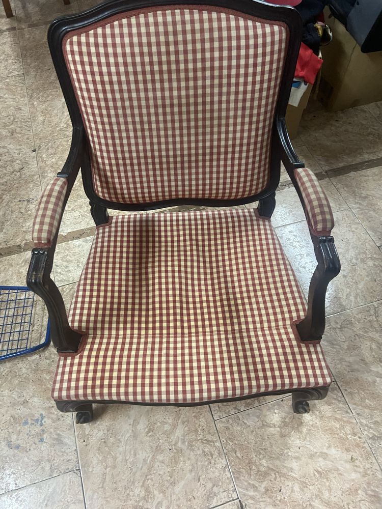 Cadeirao com repousa pes manchado