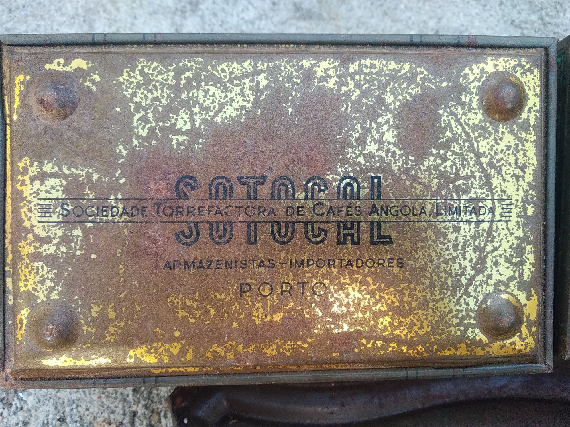 Latas antigas da Monarquia e de cafés de Angola
