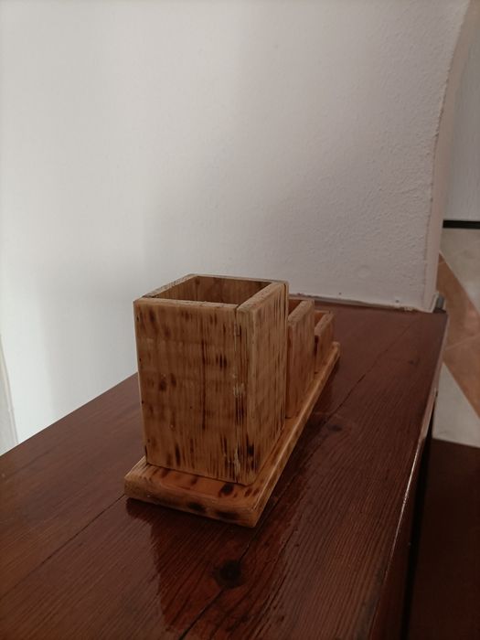 Suporte para canetas em madeira