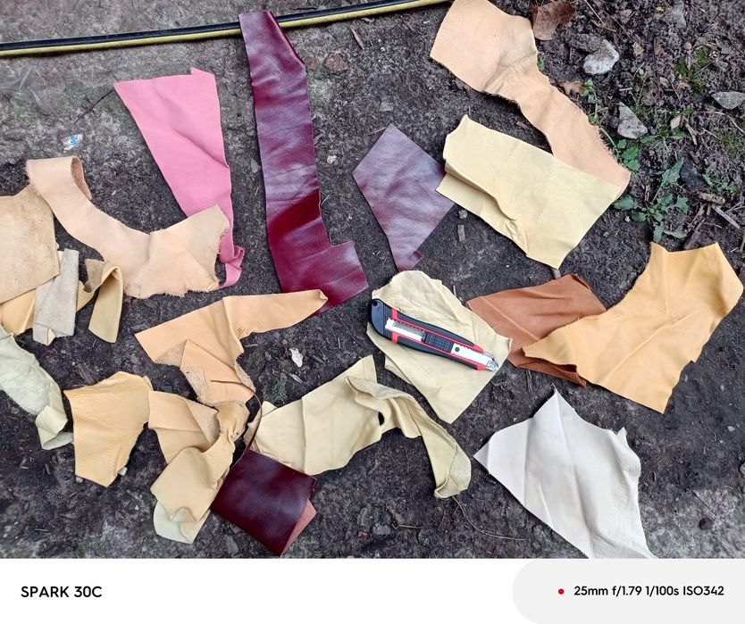 Обрізки шкіри декілька мішків різної форми