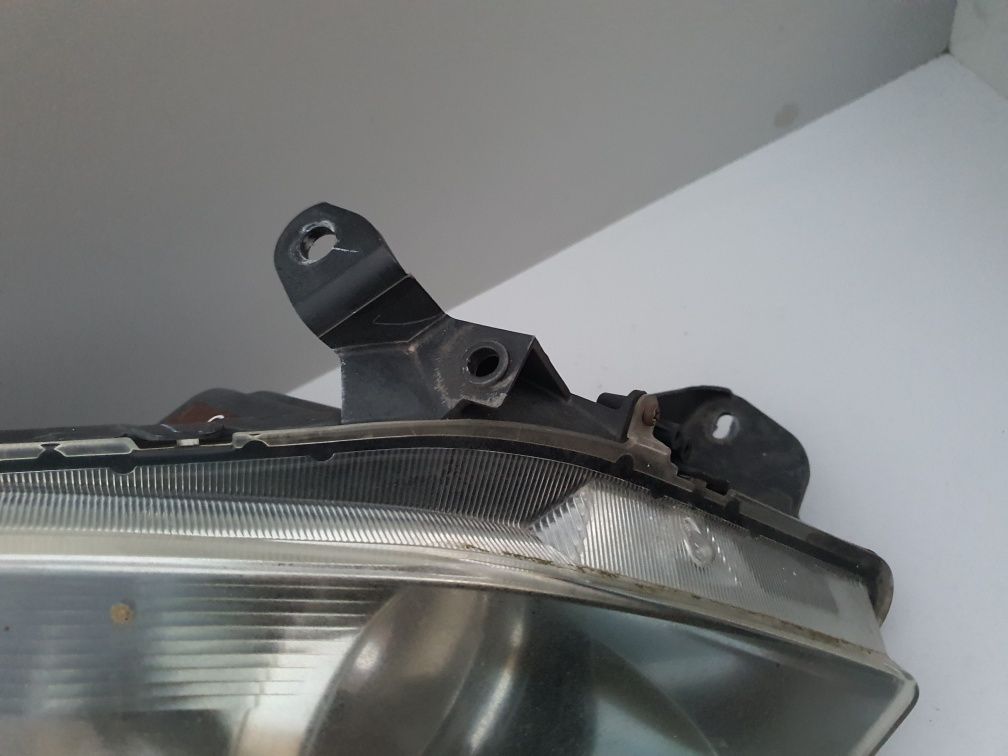 TOYOTA COROLLA VERSO II lampa prawa przednia 04-08