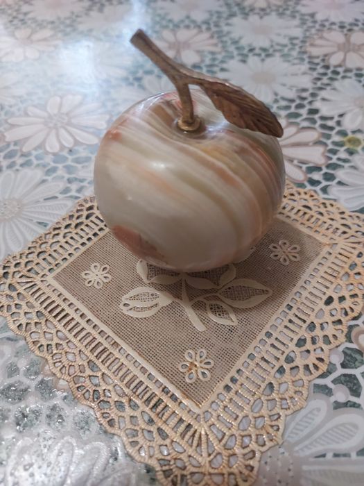 Яблоко-сувенир из оникса.