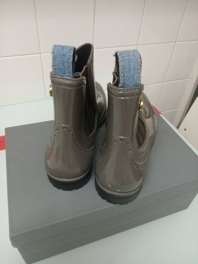 Botim de borracha, Trussardi, cor cinza
