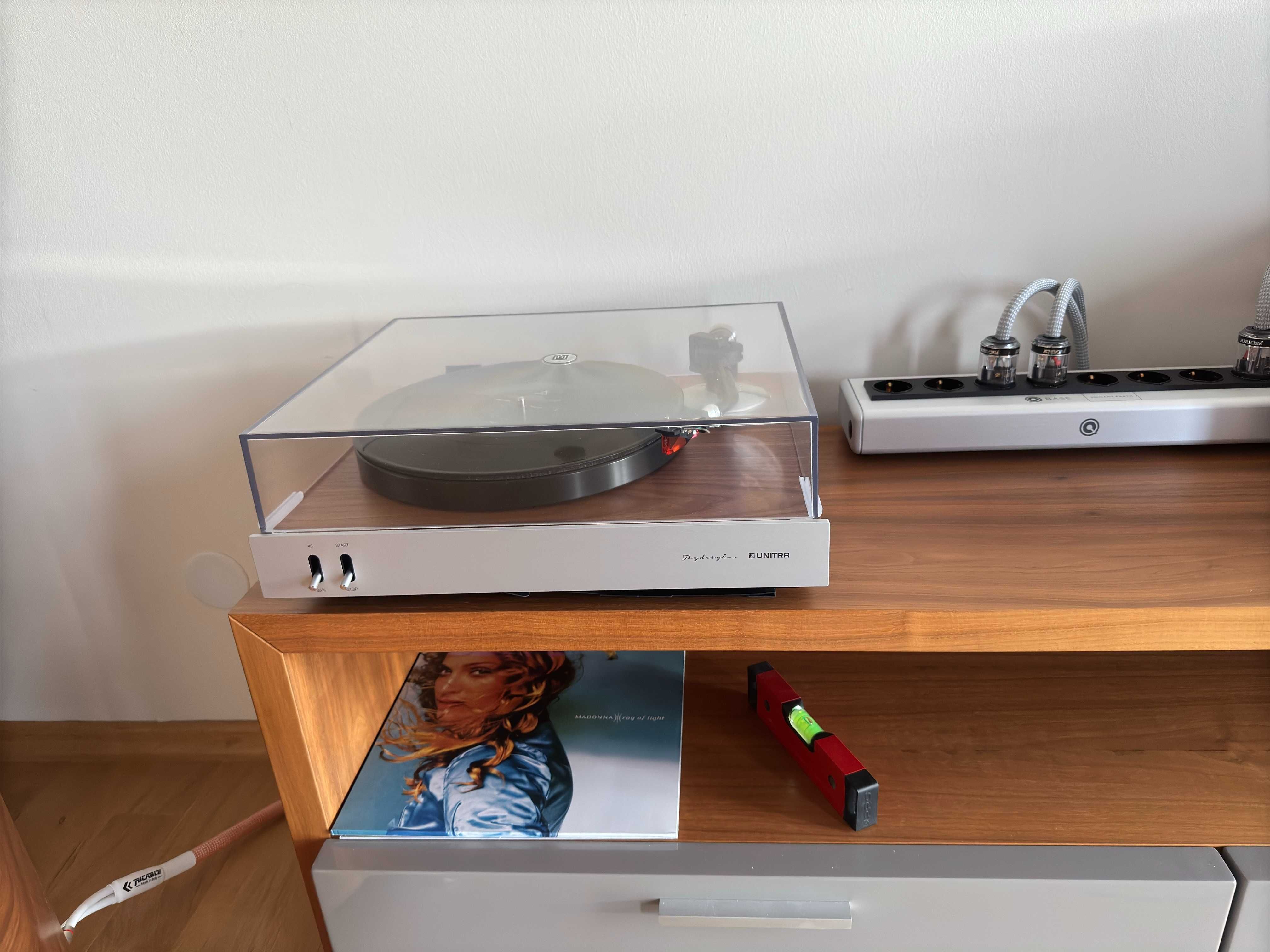Unitra gramofon GSH-630 FRYDERYK (srebrny / orzech amerykański)
