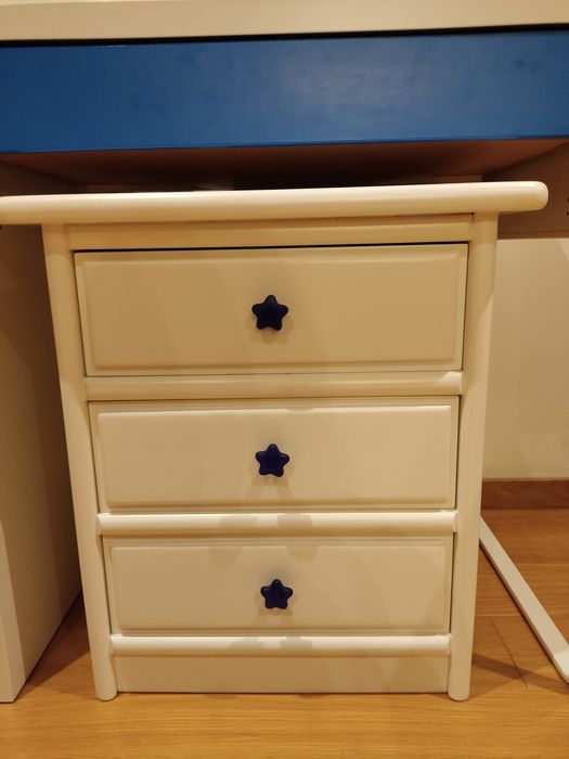 Mesa de cabeceira branca com puxadores estrelas azuis