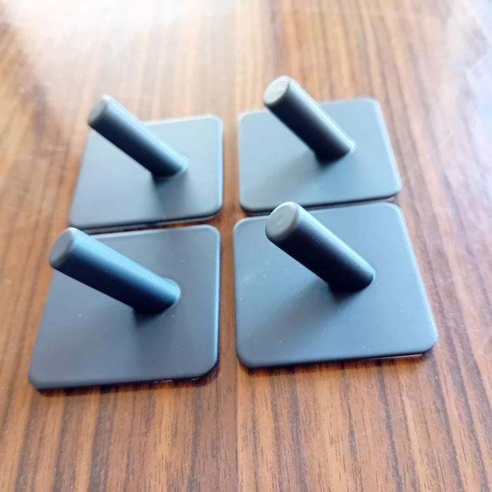 Nowe samoprzylepne wieszaki łazienkowe czarne