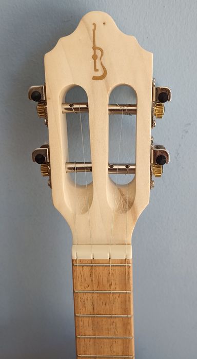 Cavaquinho marca APC.