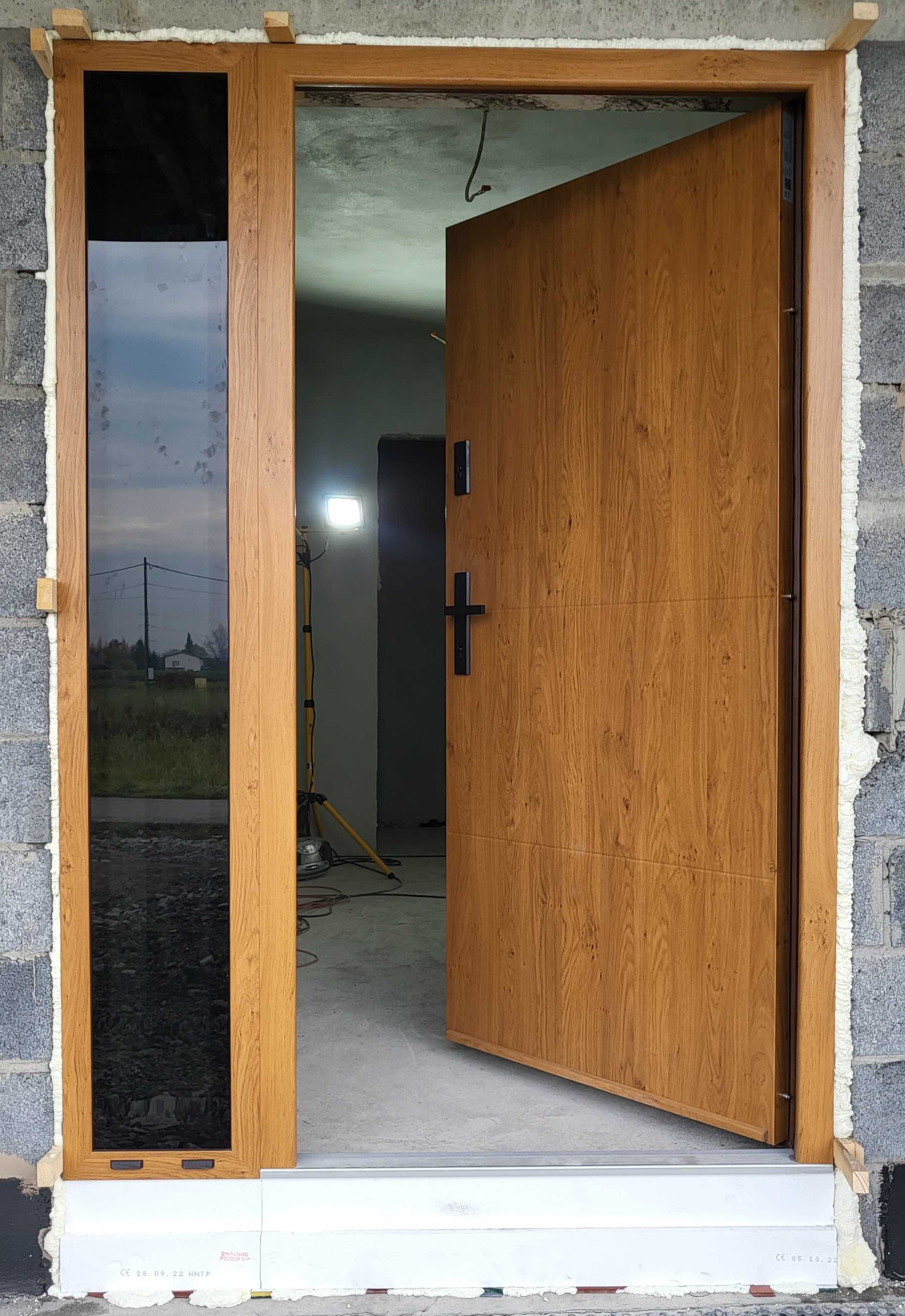 Drzwi WIKĘD OPTIUMUM TERMO wzór. 26I z naświetlem oraz montażem