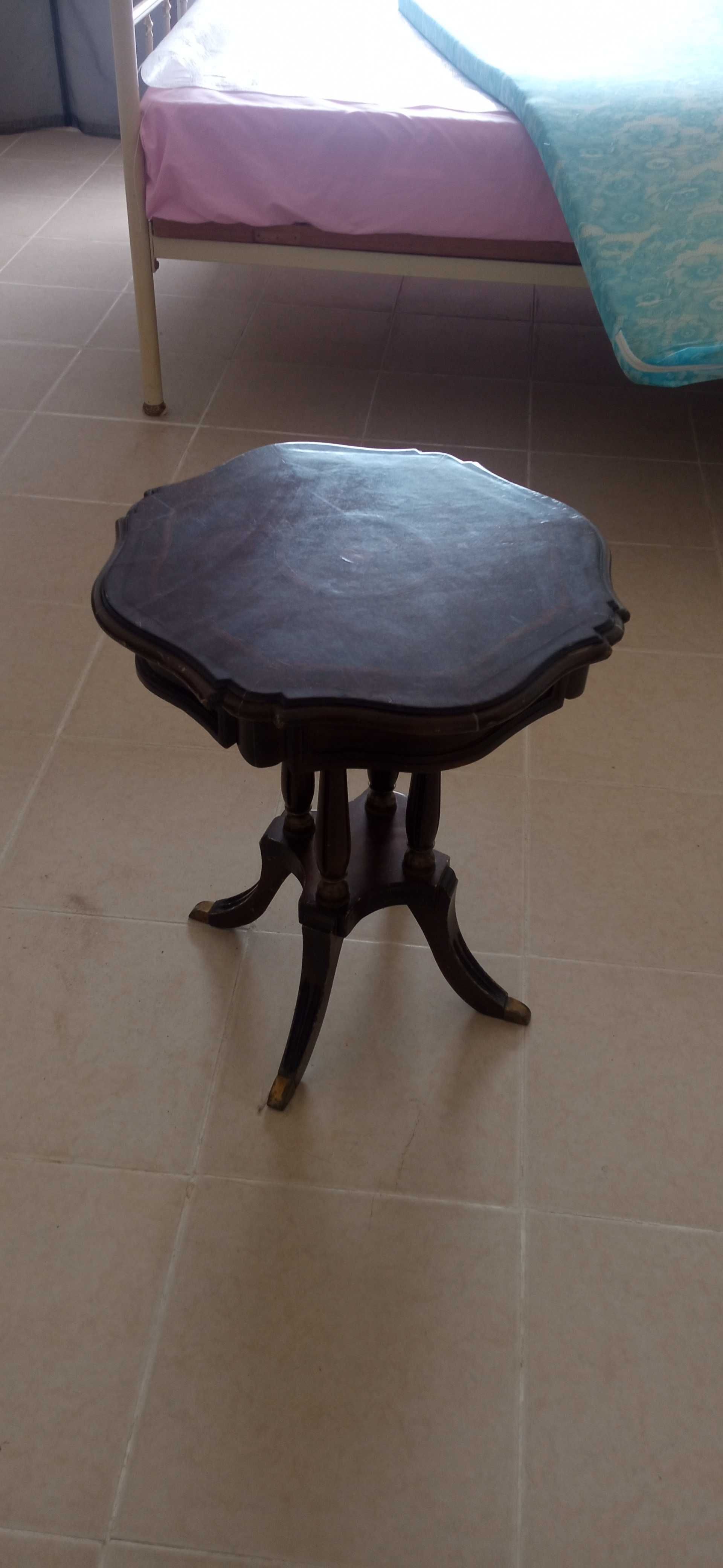 Mesa de apoio 4 pés em mogno trabalhado