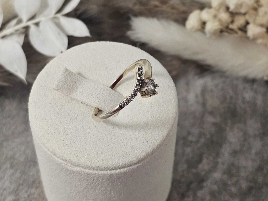 Złoty pierścionek PRÓBA 375 ROZM: 17 WAGA: 1,57G