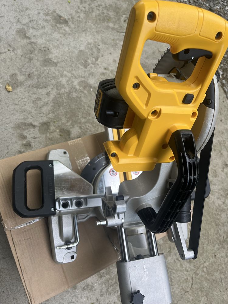 Ukośnica dewalt DCS365