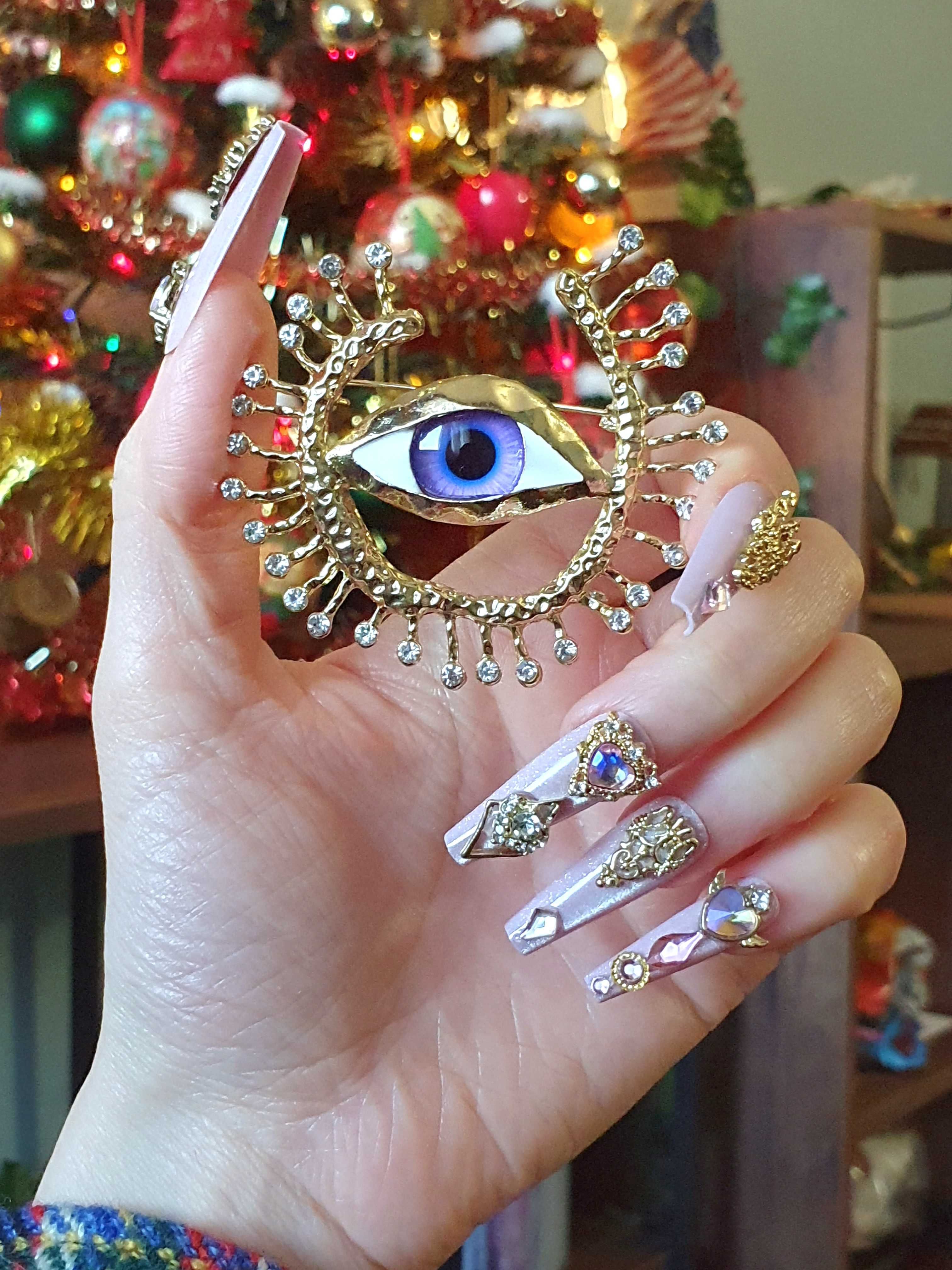 Broche pregadeira alfinete surrealista olho roxo violeta lilás dourado
