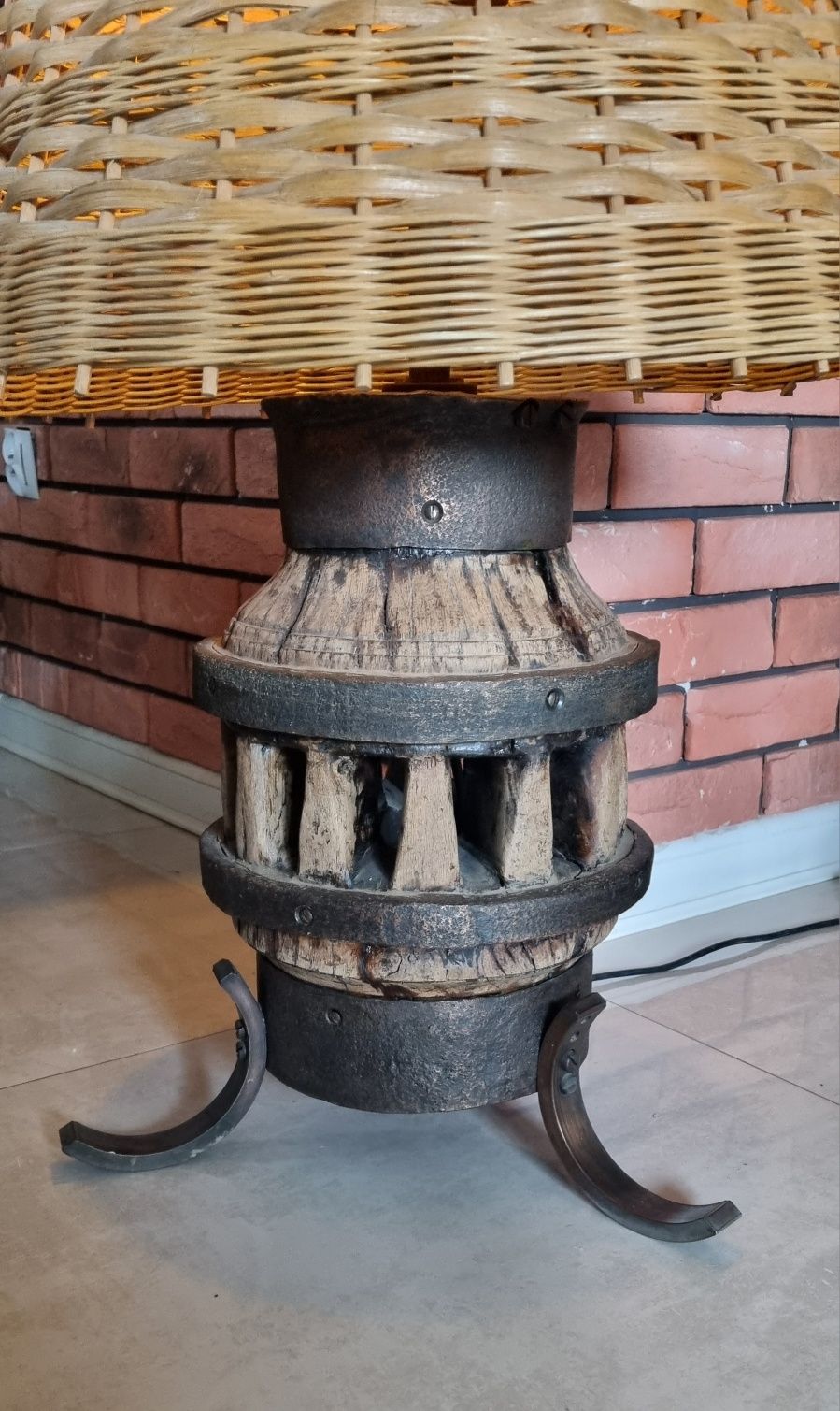 Stara lampa stojaca.