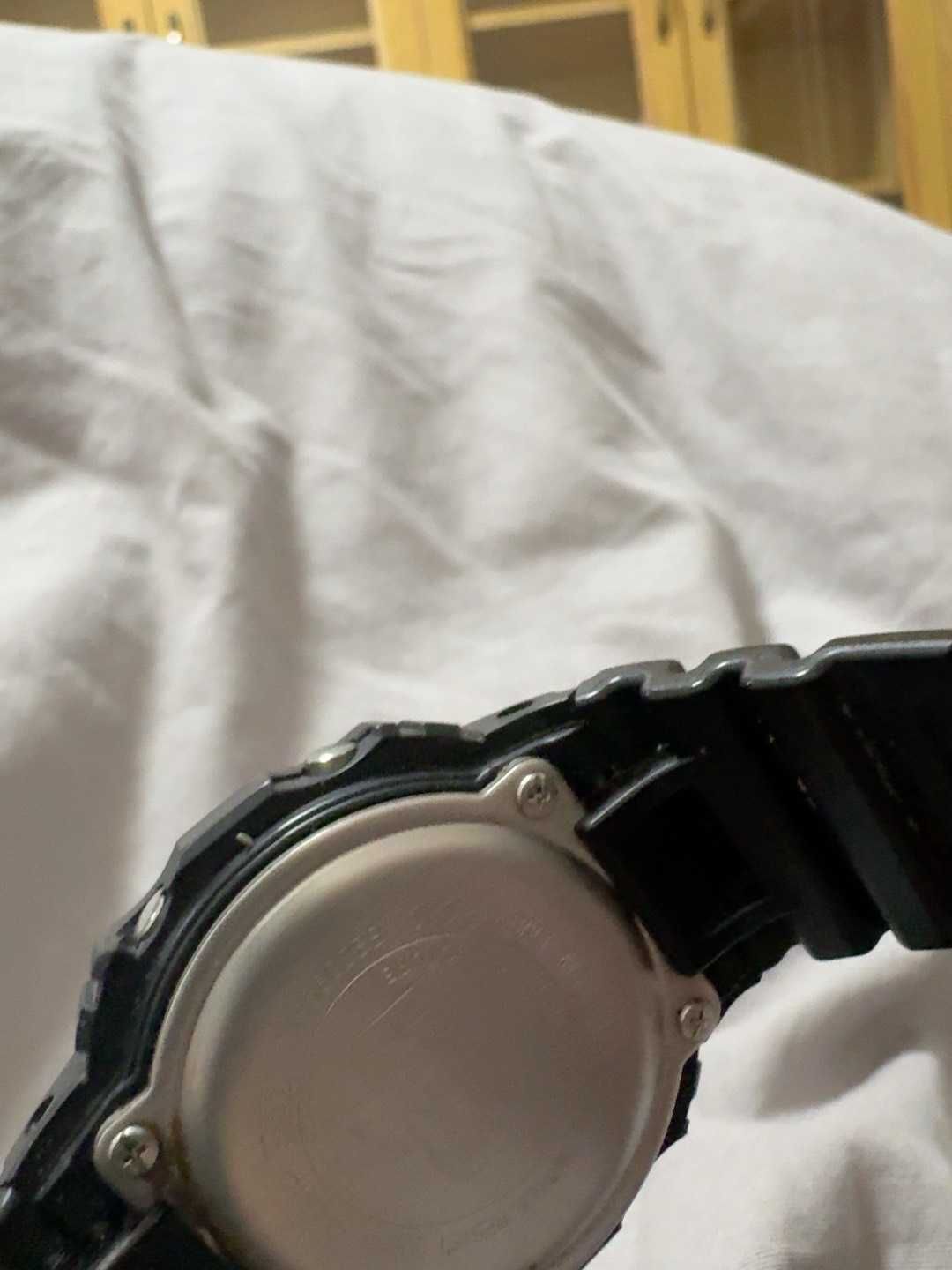 Casio G-SHOCK Czarny Kwadrat – Klasyczny Design i Wytrzymałość