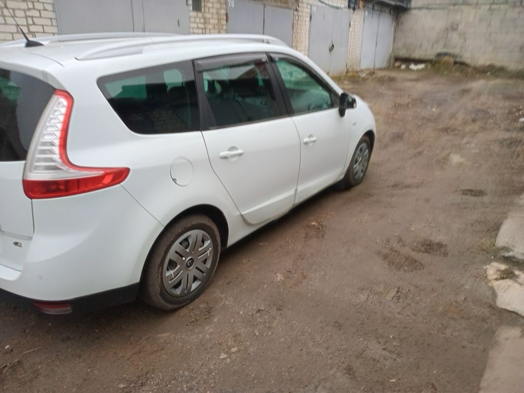 Продам АВТОМОБИЛЬ РеноГран Ценик.