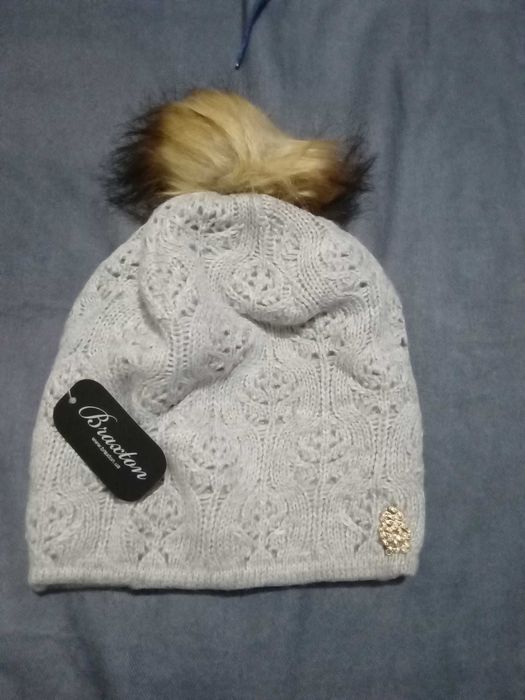 Шапки жіночі з помпоном.