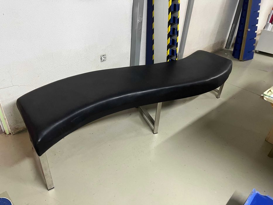 Banco de recepção em inox e imitação de pele