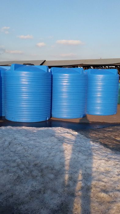 Купити вертикальні бочки баки циліндричні ємності для води пластикові