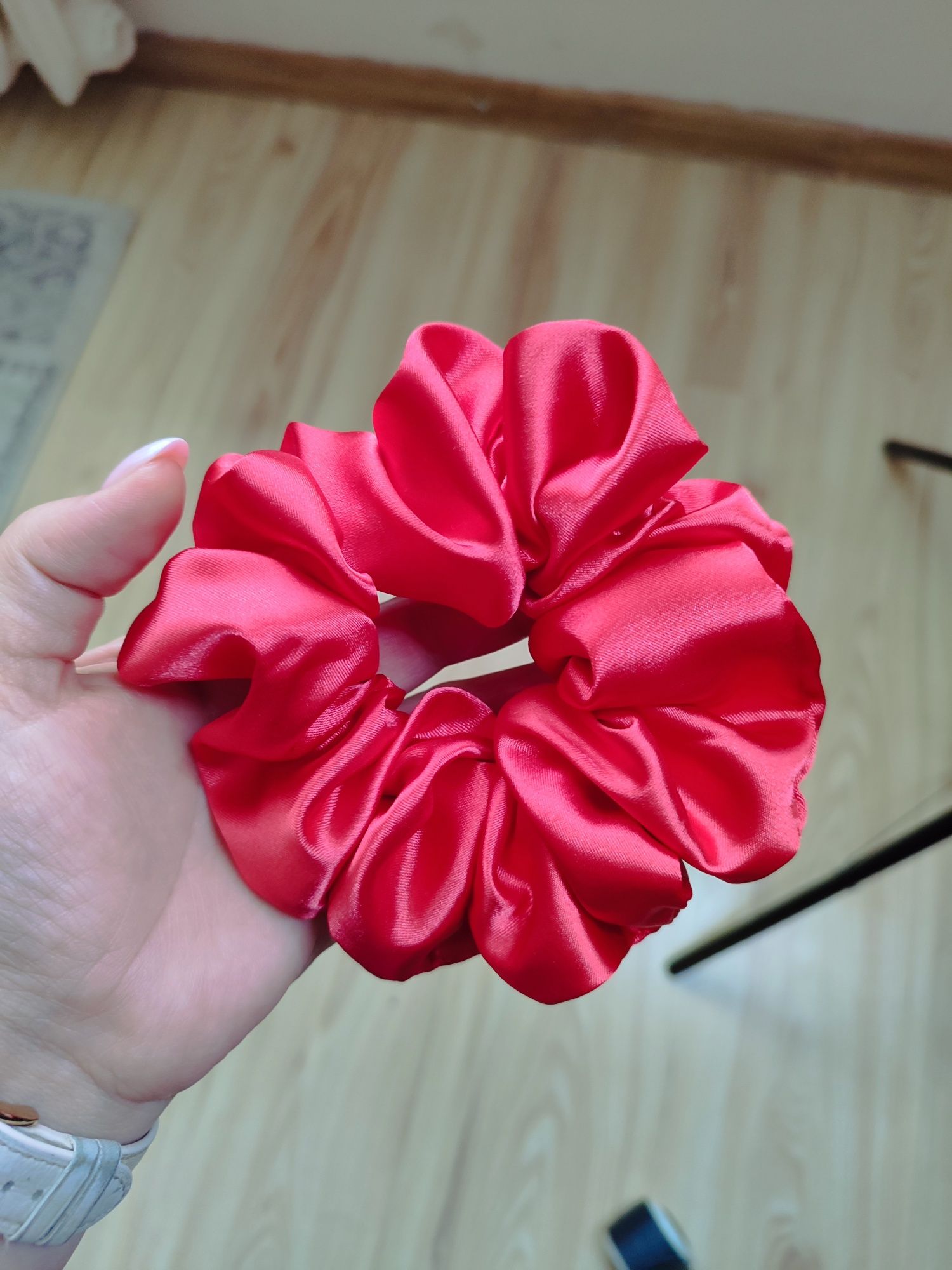 Scrunchie do włosów rozm L Satyna Czerwień